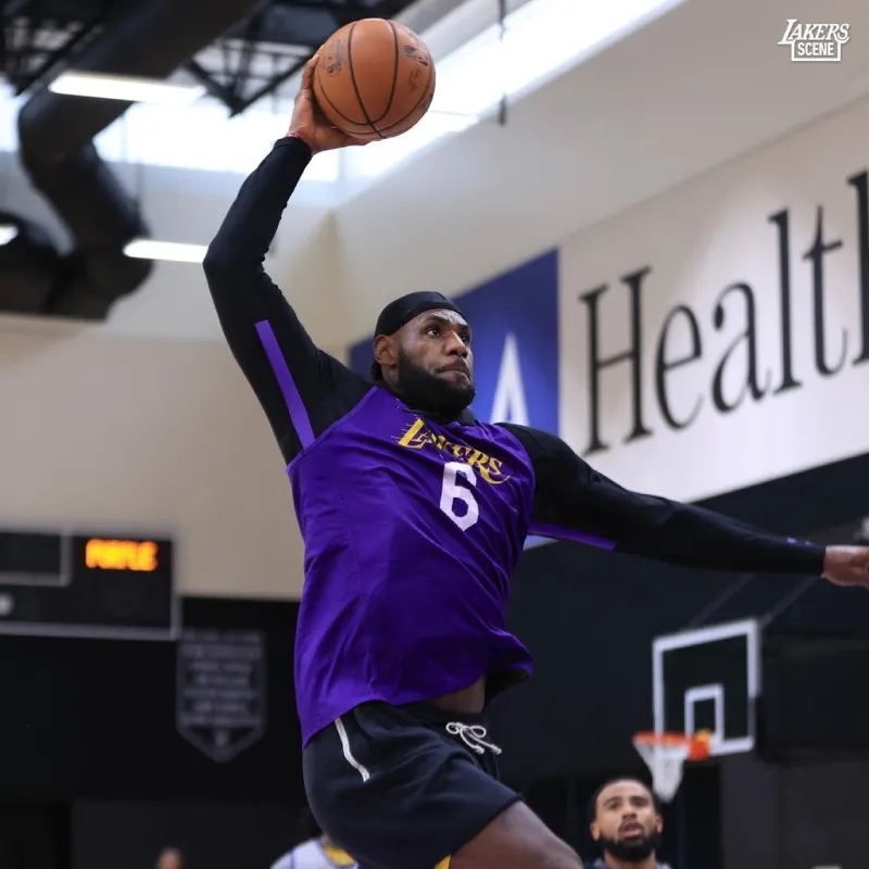 斯蒂芬·库里|官宣！库里双喜临门，篮网再获利好，NBA一日3签，詹姆斯战斧暴扣