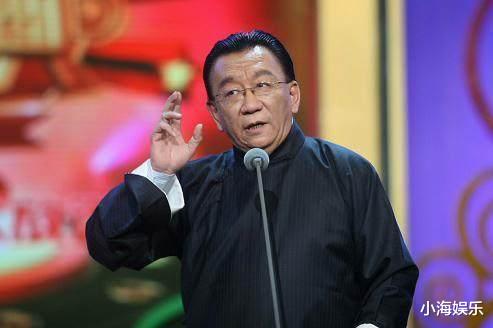 侯耀华|相声演员奇志办收徒仪式，74岁侯耀华坐C位，众弟子跪地齐喊师爷