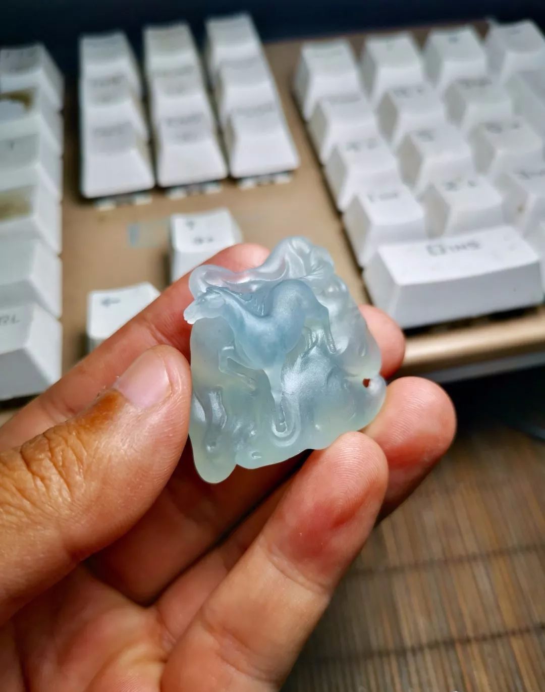 鸡蛋|只有鸡蛋大的原石，打灯犹如一颗“夜明珠”，成品不敢想象！