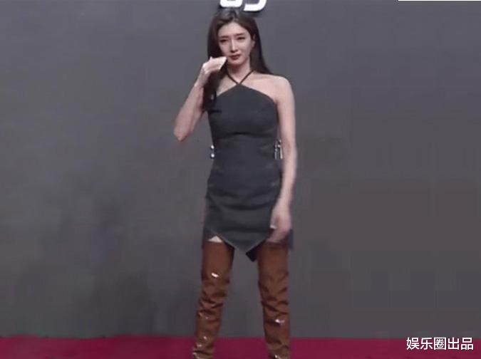 各有千秋|江疏影的挂脖装造型火了，被指风尘味太浓，网友：得罪了造型师