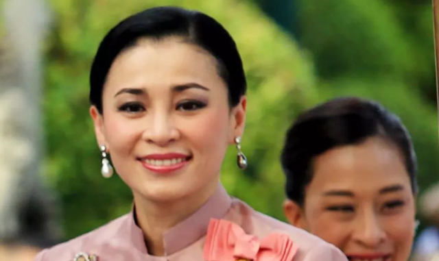 苏提达|33岁苏提达也曾颜值出众，披肩长发靓丽吸睛，东方面孔优雅端庄