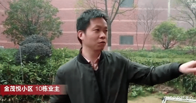 女性卫生用品扔遍整个小区,刚好砸到保安脸上,业主:实在恶心