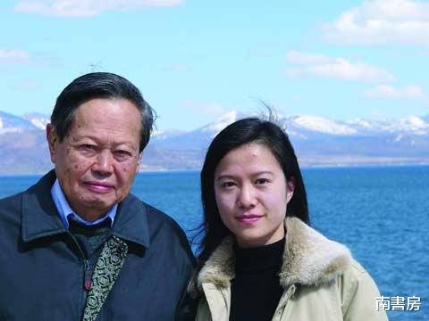 杨振宁|相爱17年，99岁的杨振宁曾表示：允许妻子改嫁，但财产需归到子女
