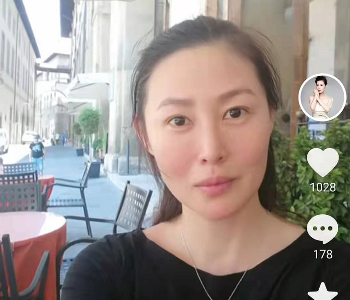 潘金莲|98版“潘金莲”庆49岁生日！和人喝酒脸红似少女，神秘老公疑在场