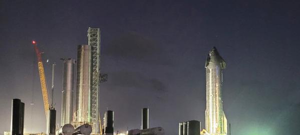 SpaceX SpaceX正在星际飞船的发射塔上全天候工作，为其轨道首飞做准备