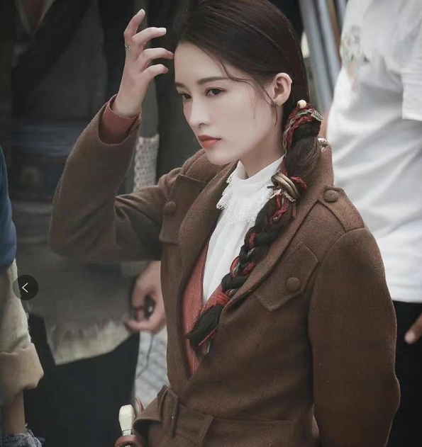 李沁|任嘉伦、李沁新剧《请君》百变造型再曝光，怎么看都登对