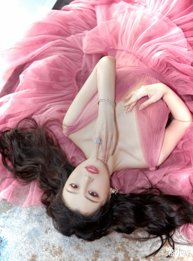 葛天|刘翔前妻葛天越来越美，穿豆沙粉蛋糕裙亮相活动，长卷发优雅洋气