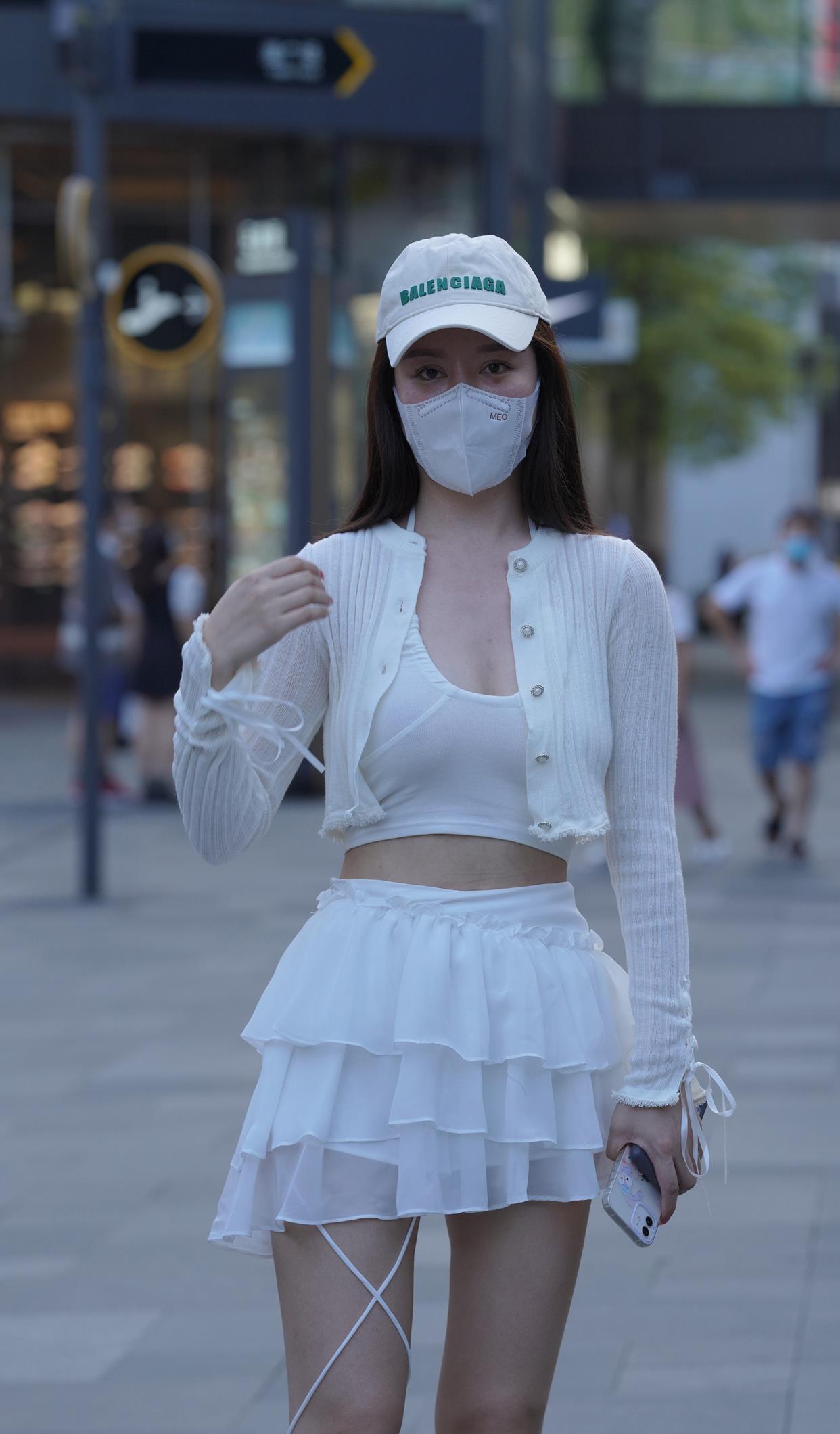 情话屋|谁说穿白色显胖？看这位美女的白色系搭配，美得优雅得体