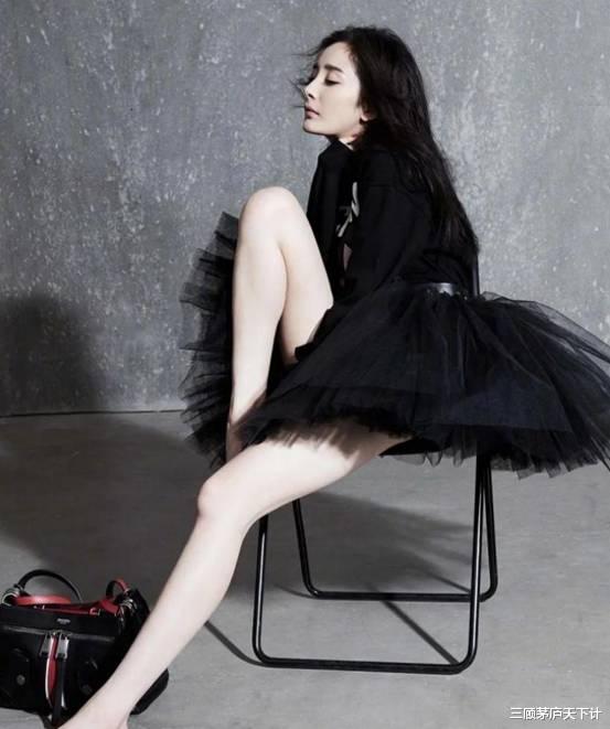 女孩|还记得周星驰的苏乞儿吗？骑在他头上的小女孩，如今红得一塌糊涂