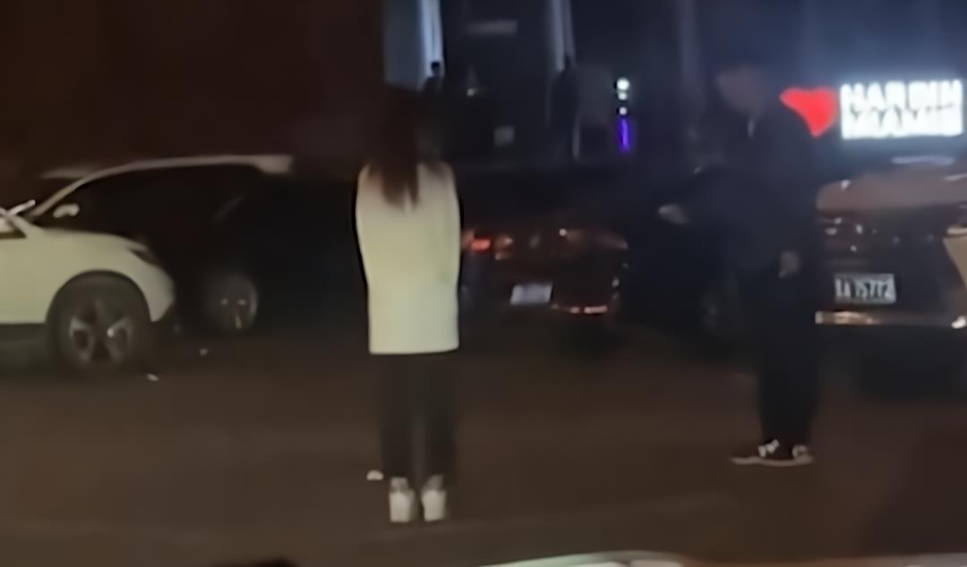 小海社会论 黑龙江：情侣酒吧门口闹情绪，大哥边拍视频边解说，代入感太强