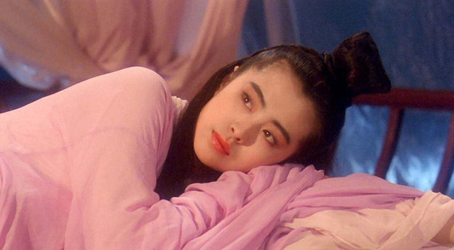 王祖贤|54岁王祖贤被偶遇！扎高马尾双眼皮明显，身穿“海青”手拿念佛机