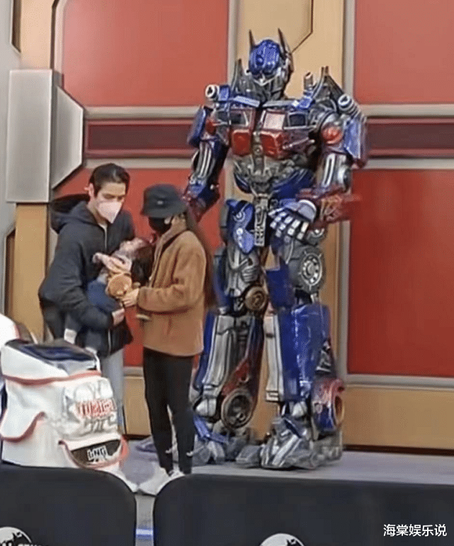 郭碧婷|郭碧婷10月30日被偶遇！向佐抱娃，她2手空空小腹隆起，胖了不少