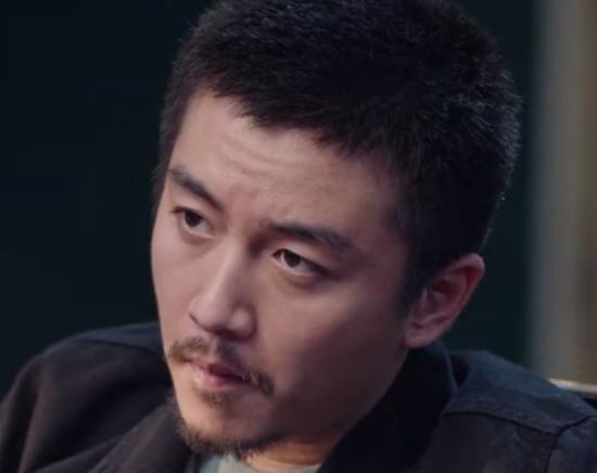 靳东|《突围》四大男神，靳东一身正气，陈晓痞帅十足，而他俩都是反派