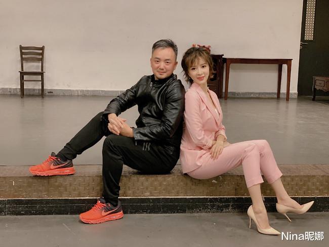 Nina昵娜|金巧巧走廊遛娃,穿露脐装牛仔裤消防通道跳舞,开拉长滤镜腿长1米8