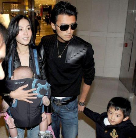 刘德华|谁还记得40年前刘德华亲吻的婴儿？今已是国际巨星，名气比肩华仔