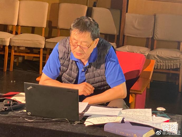 濮存昕|67岁濮存昕近照显沧桑，皱纹丛生鬓角花白，喝平价啤酒太节俭