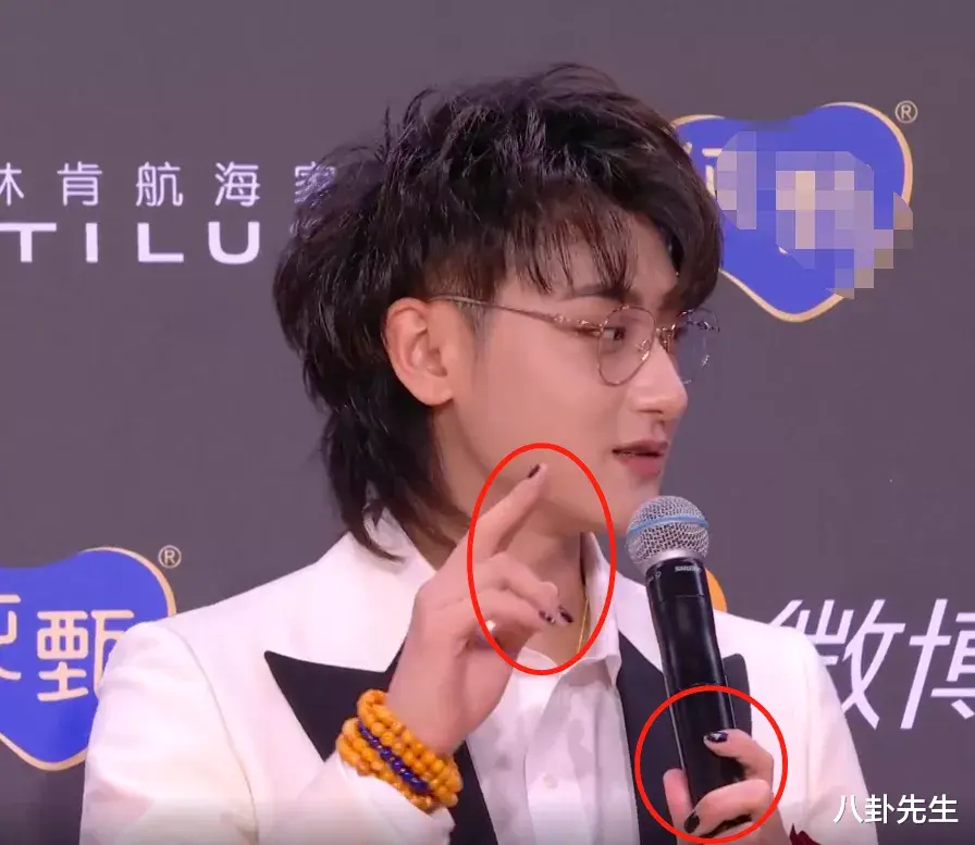 黄晓明|微博之夜女星斗艳：热巴精致如洋娃娃，江疏影穿着最大胆