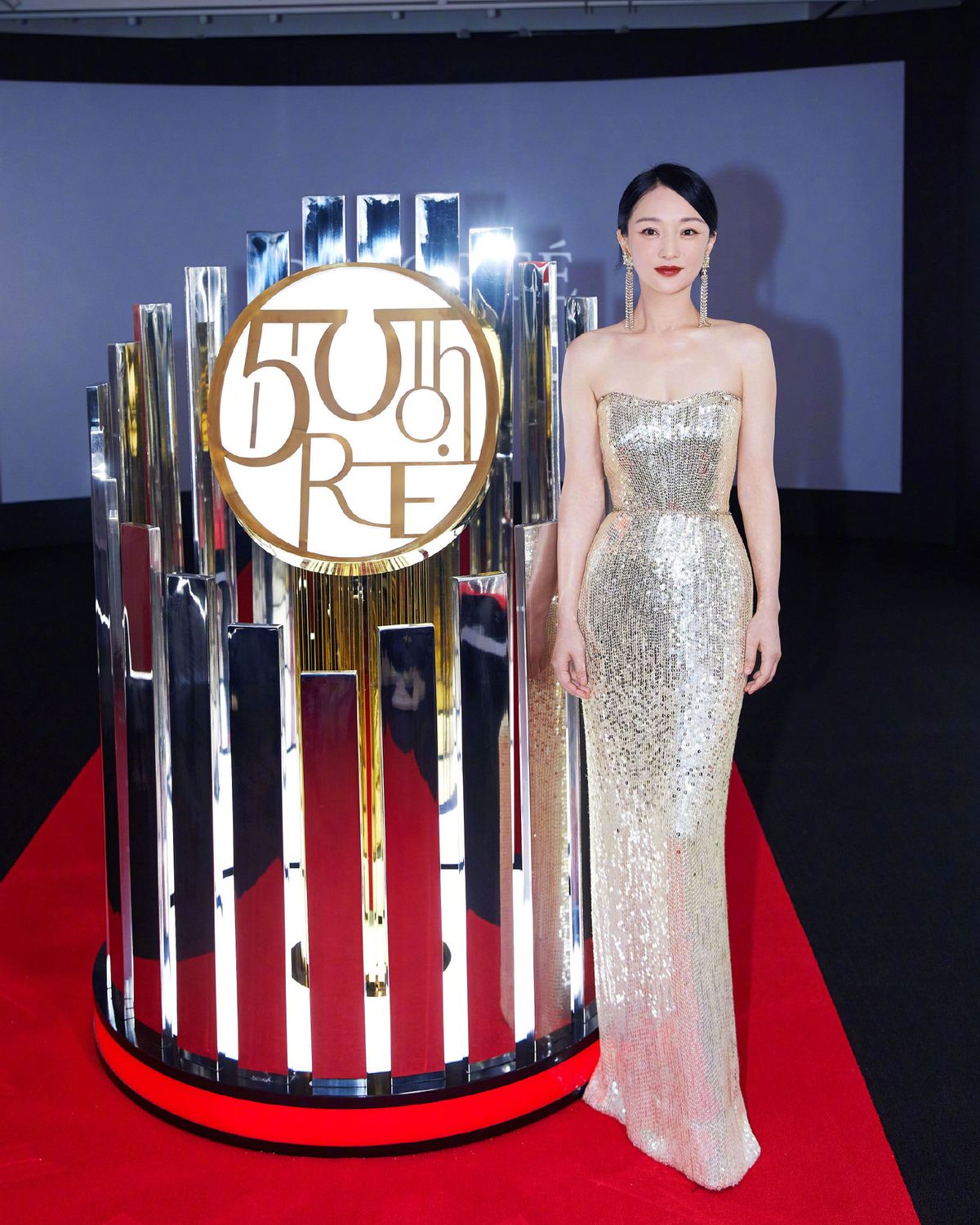 大表姐的时尚圈|46岁周迅还是这么美,穿亮片裙子优雅高贵,曲线身材很显气质