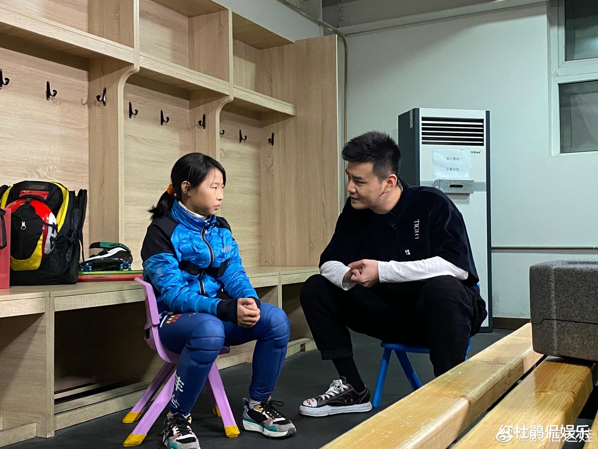 严於信|央视新闻主播严於信圈外妻子照片曝光，原来并不是传说中的女同事