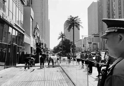 石家庄日报客户端 裕华区城管局近期主要对沿街商户私设护栏、铁桩等进行治理