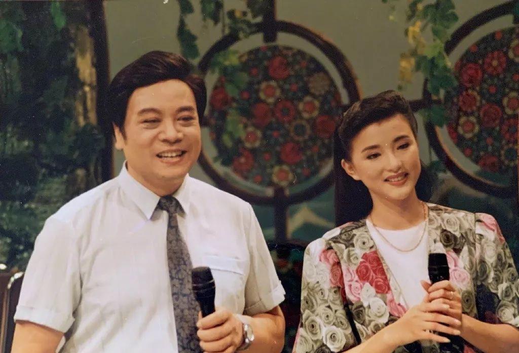 杨澜|从杨澜的脱口秀，感受到一份雅，羡慕她幸福婚姻，真是好命女人