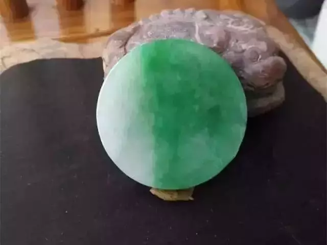 翡翠手镯|带裂纹的翡翠手镯心这么一雕，1万秒变100万！（内附高清观赏图）