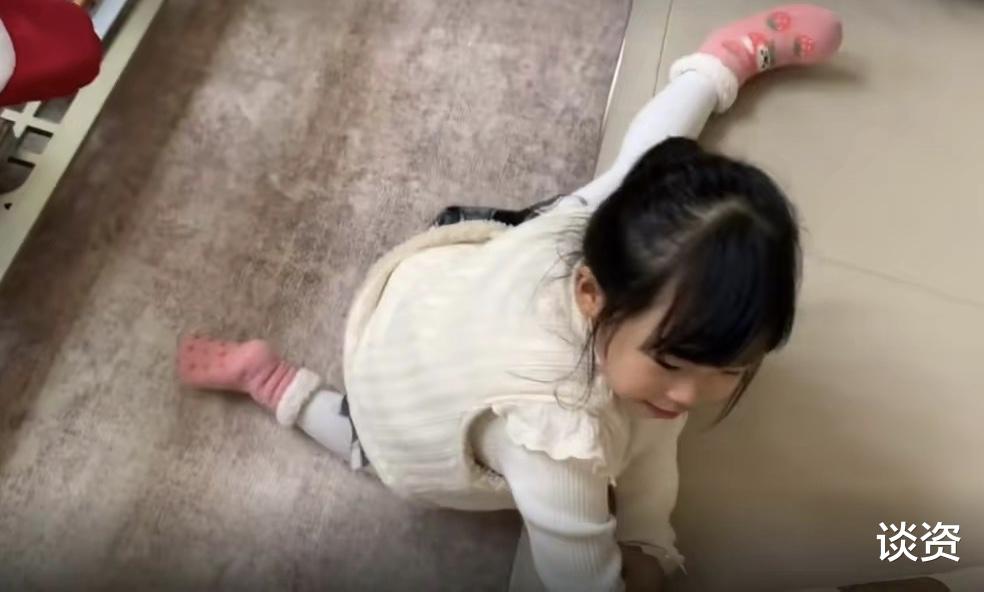 伊能静|53岁伊能静晒女儿近况，小米粒开心唱歌，正脸曝光像爸爸