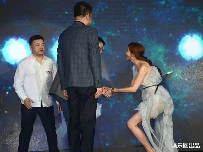 赵丽颖|林志玲穿单肩装亮相，蹲着和男嘉宾握手被指掉价了，引发争议