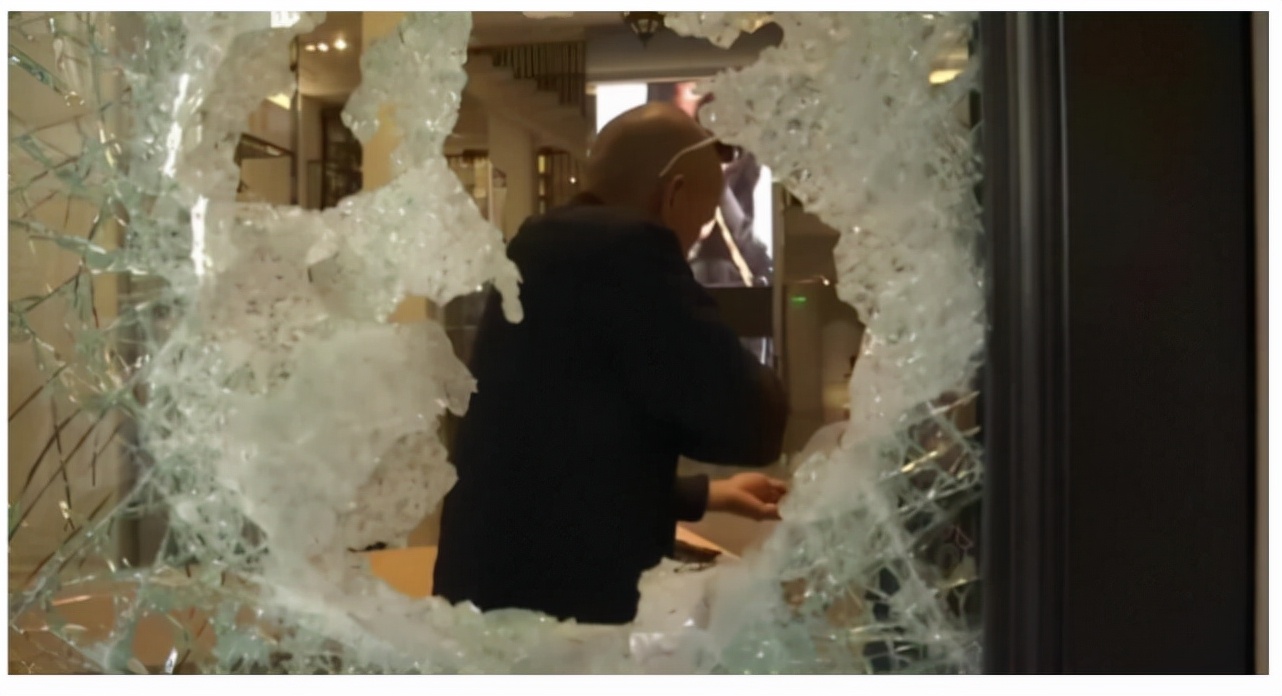 圣诞节|像拍电影！80蒙面大盗抢劫商场，圣诞节巡游遭SUV飙车撞，5死40伤