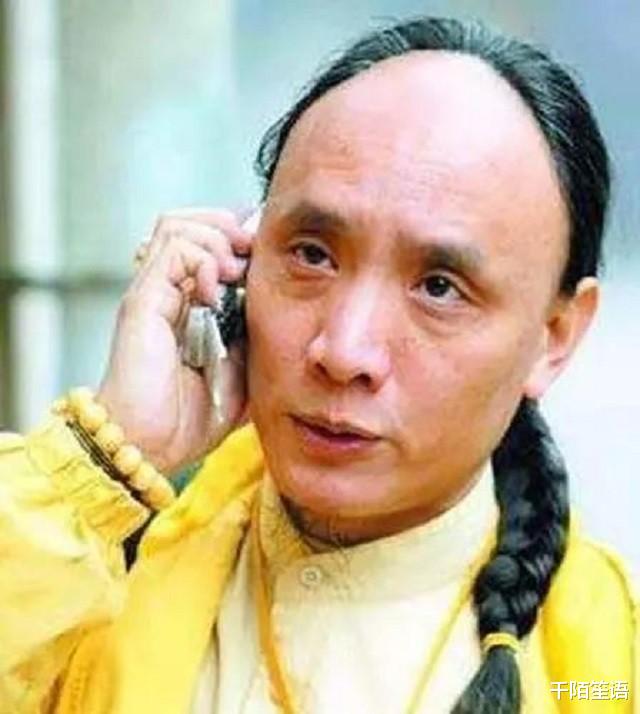 满族|州迪：自称皇室后裔，因买不到票大闹火车站，怒斥众人全是奴才