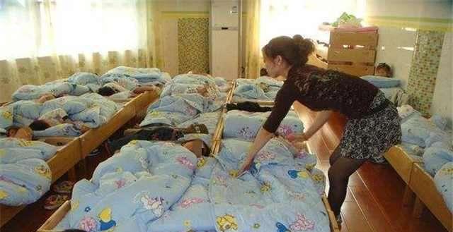 小雪妈妈育儿|幼儿园“贪睡宝宝”走红，全班同学喊他起床，纹丝不动呼呼大睡