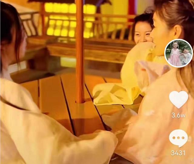 美丽|田静姑嫂穿汉服游玩，让他大呼美丽动人，网友：下次带上许妈！