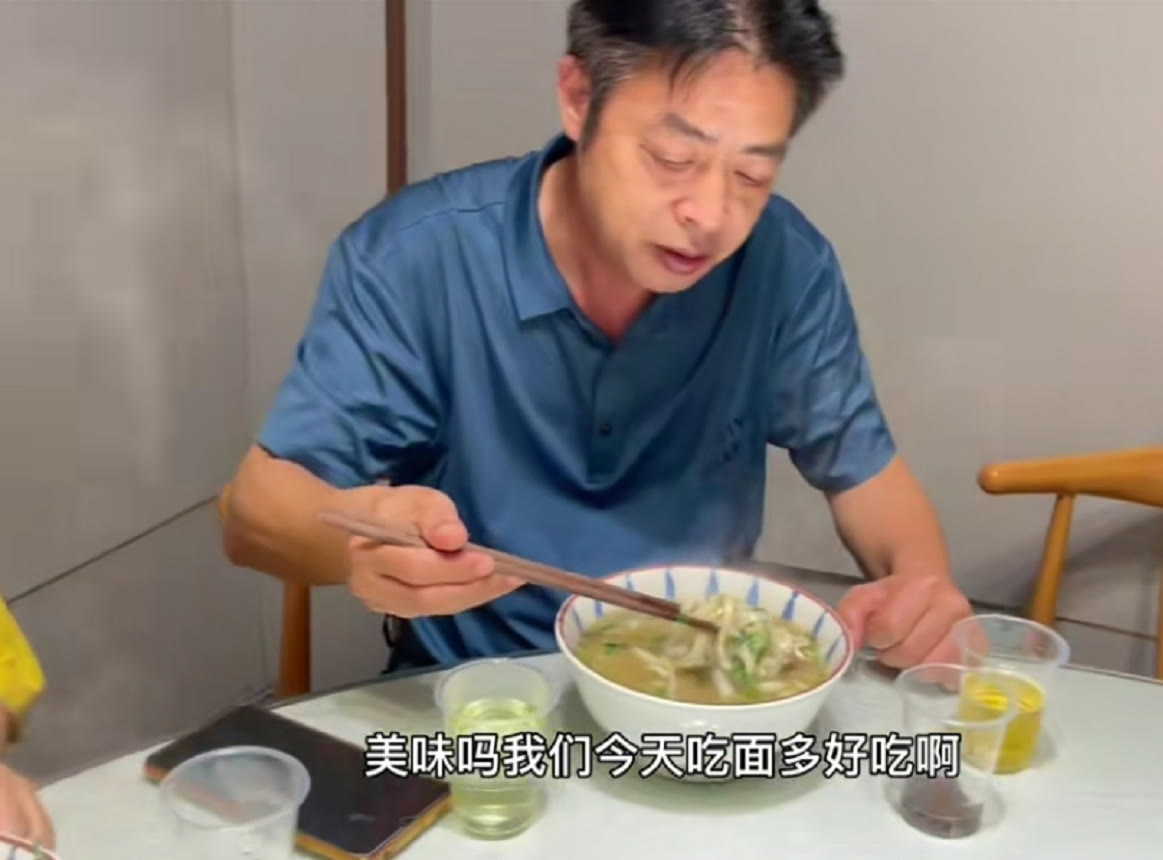 许敏|田静提议下馆子,姚师兵吃烩面很享受,网友:许敏的表情太可爱了