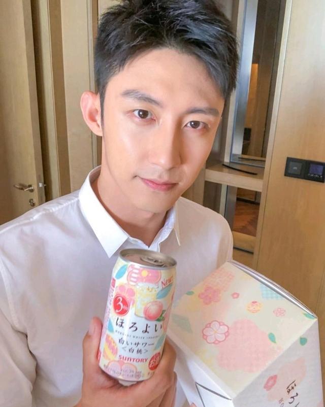 毛晓彤|黄景瑜后台被大爷“无视”，以为合影却被无视，最后的表情太搞笑