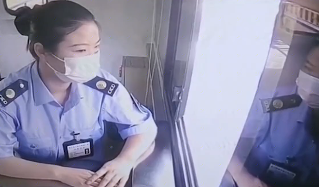 安然说社会 浙江:收费站女孩被通行卡砸脸,捡卡后继续微笑服务,让人心酸