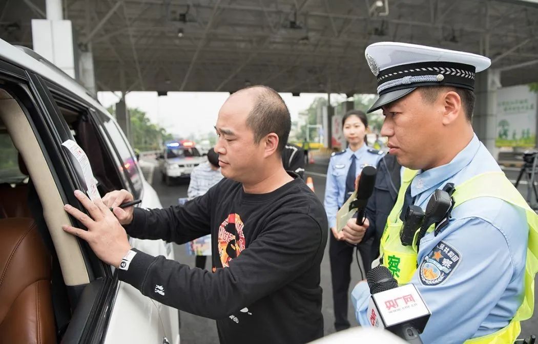 交易 驾驶证忘记带属于\无证驾驶\吗? 交警：拿出这个，一般都没事！