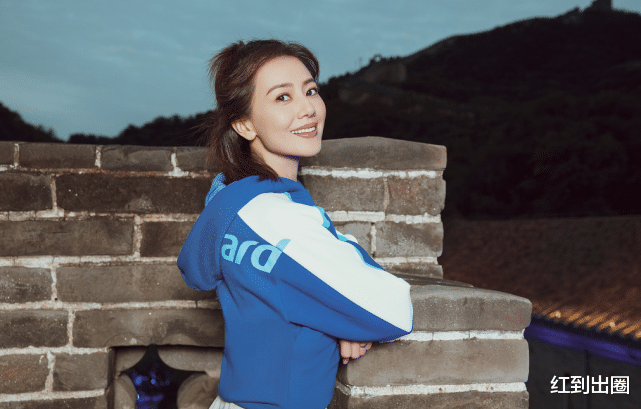 肖战|42岁高圆圆录制央视直播，和朱广权同台飙戏，五官优越生图如少女