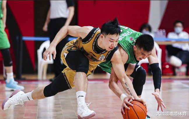 同曦男篮|CBA悍将重伤离场：慢镜头回放脚踝近90度弯曲，惨叫声让人心碎