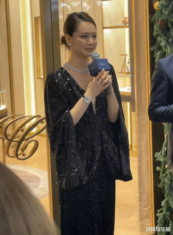 戚薇|37岁戚薇活动生图曝光，真人巨瘦巨白，网友直呼脸只有女生拳头大