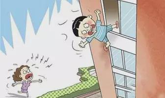 旺旺屋 两名小孩坠楼，伤情未明，提醒家长：一定要看好小孩！