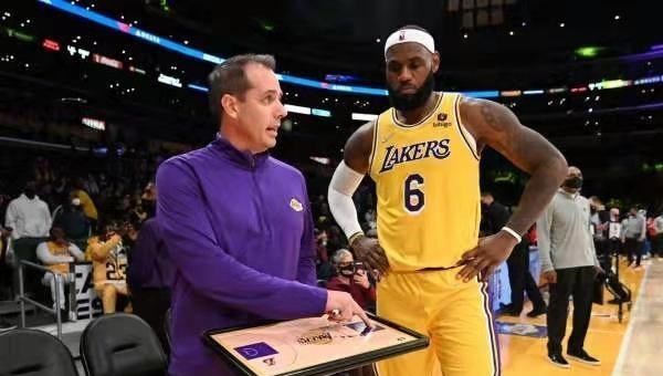 二胎妈妈笑笑|一夜3则消息!沃尔格谈湖人伤病 官宣裁4人 詹姆斯连续收入榜首