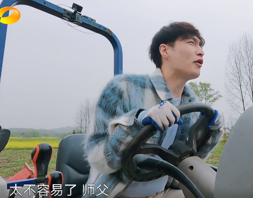 张艺兴|张艺兴停止《向往5》录制，躲在房间里做私事，黄磊请错人了？