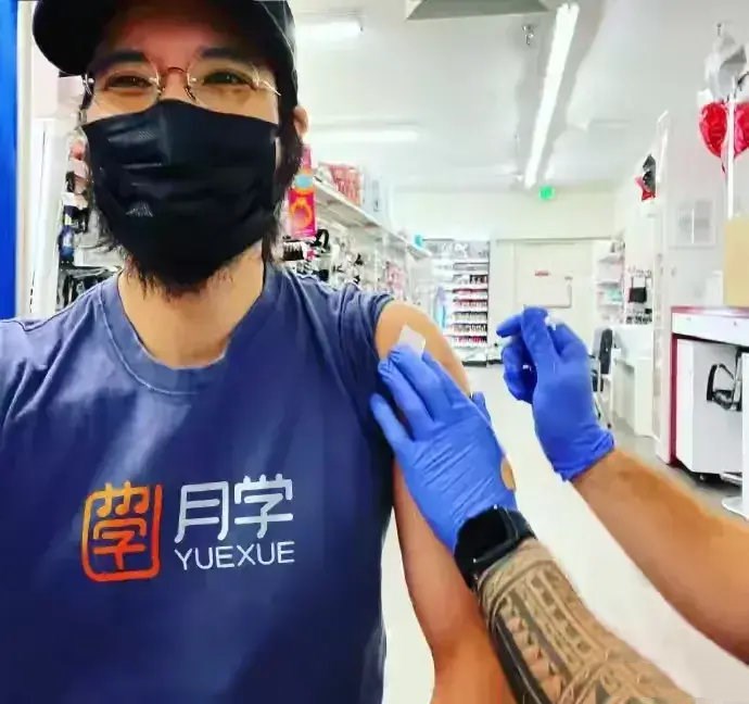 王力宏|在美国打完疫苗后，王力宏晒刮胡子前后对比照：45岁的他一秒变帅哥