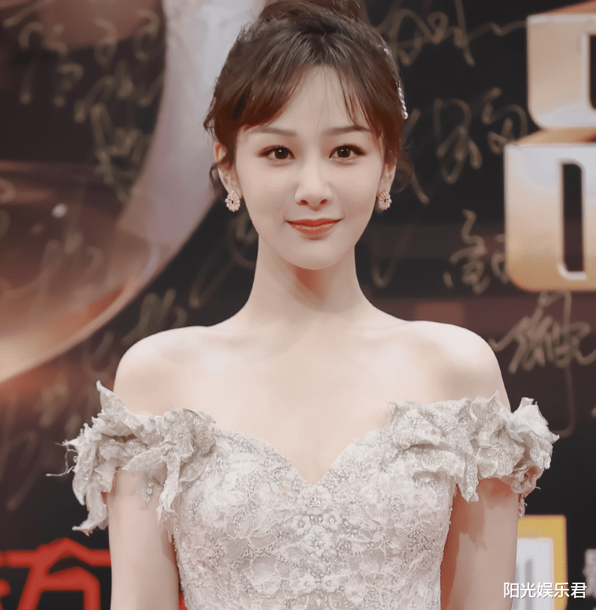 杨紫|杨紫终于减肥成功，天鹅颈和直角肩都出来了，路人镜头下美出新高度