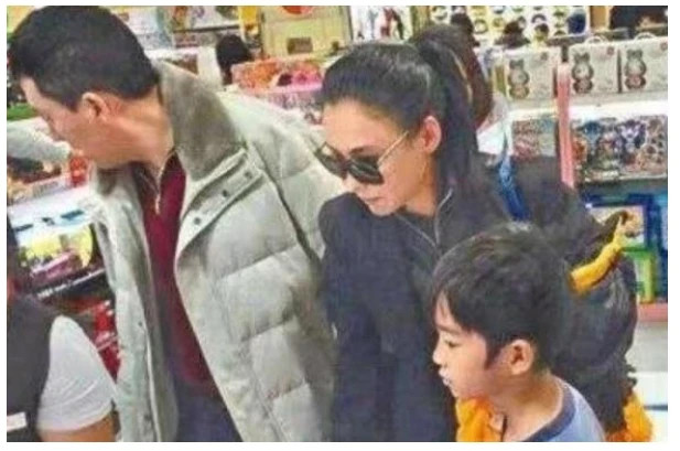 张柏芝|张柏芝三胎父亲是谁？谢贤：是我孙子，如今曝光原来是这位大佬