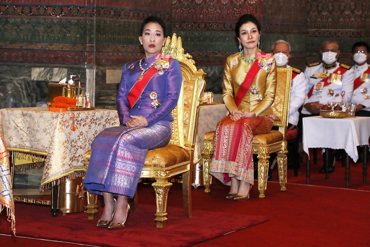 全球时尚风行 苏提达挑起大梁了!摇着牡丹折扇母仪天下,热得满头大汗衣服湿透