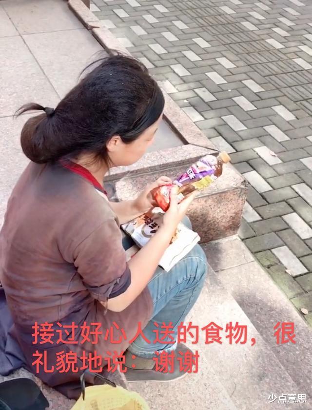 昆明 上海：女子婚姻失败流浪街头，被男同学认出，含泪说：你认错人了