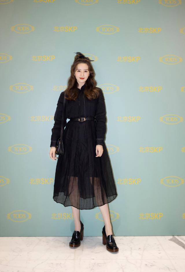 旗袍公馆 刘诗诗黑色纱裙扮“女团”,半扎卷发减龄娇俏,真不像孩子妈