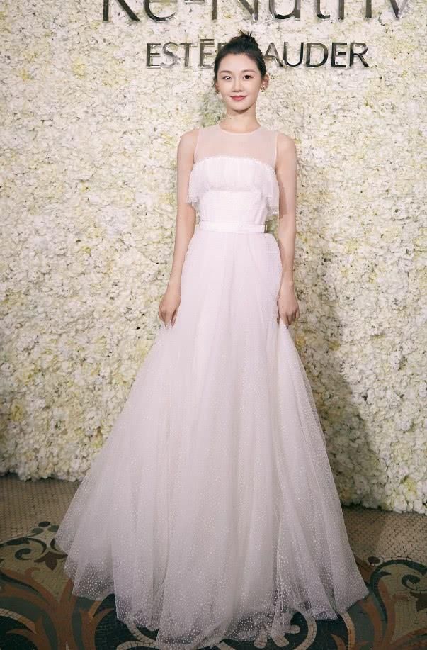 苗苗|郑恺眼光确实好，苗苗一袭白裙如优雅女神，美成“辣妈圈”天花板