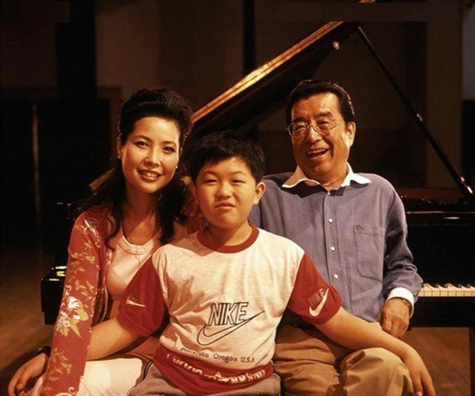 李双江|82岁李双江携小27岁娇妻罕露面！妻子气质好美到发光，两人零交流